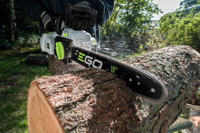 ⁦מסור שרשרת נטען "16 (40 ס"מ) 56V Brushless - גוף בלבד EGO⁩ – תמונה ⁦5⁩