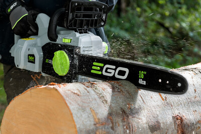 ⁦מסור שרשרת נטען "16 (40 ס"מ) 56V Brushless - גוף בלבד EGO⁩ – תמונה ⁦6⁩